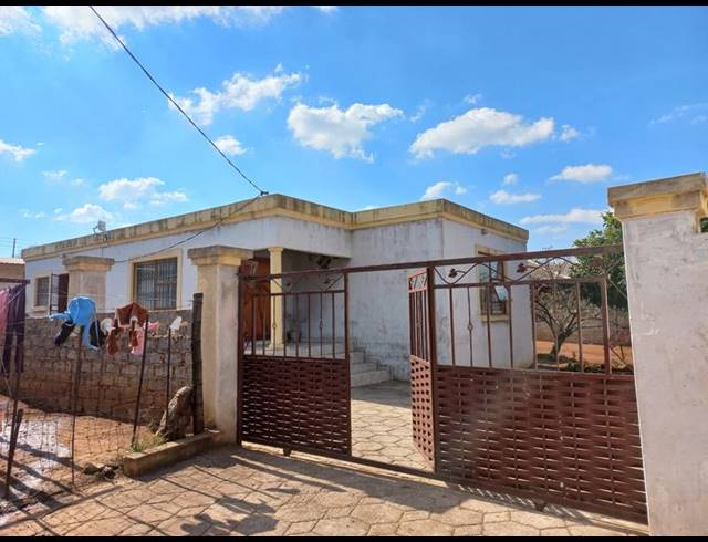 3 BEDROOM HOUSE FOR SALE IN LOTUS GARDENS